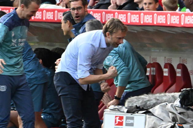 10.10.2026, xsltx, Fussball 1.Bundesliga, FSV Mainz 05 - Bayer 04 Leverkusen v.l. Torjubel nach dem Tor zum celebrating the goal celebrate 0:1 bei Geschäftsführer Simon Rolfes (Bayer 04 Leverkusen) (DFL DFB REGULATIONS PROHIBIT ANY USE OF PHOTOGRAPHS as IMAGE SEQUENCES and or QUASI-VIDEO) Mainz