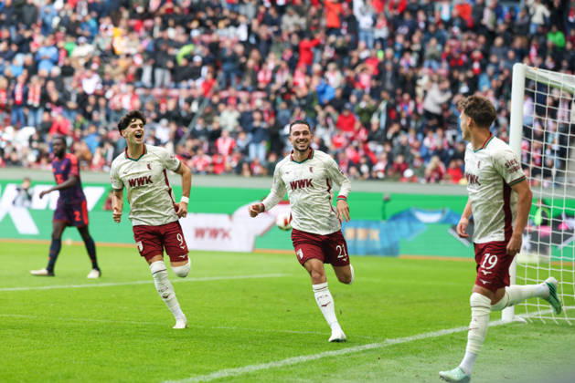 Jubel zum Tor zum 1:0 durch Robin Fellhauer (FC Augsburg, 19), mit Arijon Ibrahimovic (FC Augsburg, 21) und Rodrigo Ribeiro (FC Augsburg, 09), GER, FC Augsburg vs. FC Bayern Muenchen, Fussball, Bundesliga, 5. Spieltag, Saison 2026 2027, 10.10.2026, DFL DFB REGULATIONS PROHIBIT ANY USE OF PHOTOGRAPHS as IMAGE SEQUENCES and or QUASI-VIDEO, GER, FC Augsburg vs. FC Bayern Muenchen, Fussball, Bundesliga, 5. Spieltag, Saison 2026 2027, 10.10.2026 Augsburg Copyright: xEibner-Pressefoto JennixMaulx EP_JML