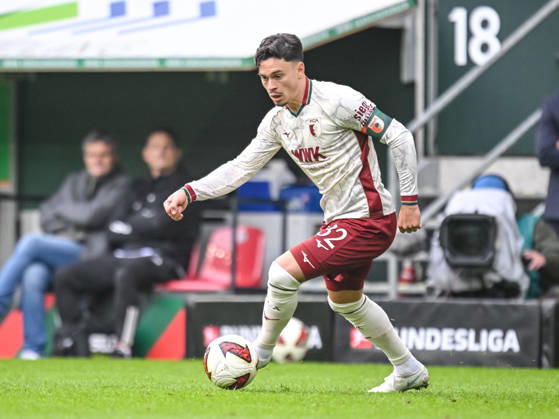Fabian Rieder (FC Augsburg) in Aktion, am Ball, Einzelaktion waehrend des spiels der 1. Bundesliga zwischen FC Augsburg und FC Bayern Muenchen, WWK Arena am 10. October 2026 in Augsburg, Deutschland. (Foto von Harry Langer DeFodi Images) +++ Fabian Rieder (FC Augsburg) controls the Ball during the Bundesliga match between FC Augsburg and FC Bayern Muenchen at WWK Arena on October 10, 2026 in Augsburg, Germany. (Photo by Harry Langer DeFodi Images) DFB DFL REGULATIONS PROHIBIT ANY USE OF PHOTOGRAPHS AS IMAGE SEQUENCES AND OR QUASI-VIDEO. (Photo by Harry Langer DeFodi Images) DFB DFL REGULATIONS PROHIBIT ANY USE OF PHOTOGRAPHS AS IMAGE SEQUENCES AND OR QUASI-VIDEO. -