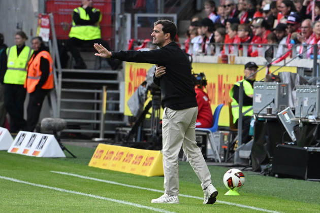10.10.2026, xsltx, Fussball 1.Bundesliga, FSV Mainz 05 - Bayer 04 Leverkusen v.l. Trainer Coach Carles Martinez (Bayer 04 Leverkusen) gibt Anweisungen, gestikuliert, mit den Armen gestikulieren gives instructions, gesticulate (DFL DFB REGULATIONS PROHIBIT ANY USE OF PHOTOGRAPHS as IMAGE SEQUENCES and or QUASI-VIDEO) Mainz