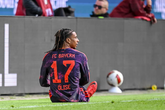 Michael Olise (FC Bayern Muenchen) Schaut waehrend des spiels der 1. Bundesliga zwischen FC Augsburg und FC Bayern Muenchen, WWK Arena am 10. October 2026 in Augsburg, Deutschland. (Foto von Harry Langer DeFodi Images) +++ Michael Olise (FC Bayern Muenchen) Looks on during the Bundesliga match between FC Augsburg and FC Bayern Muenchen at WWK Arena on October 10, 2026 in Augsburg, Germany. (Photo by Harry Langer DeFodi Images) DFB DFL REGULATIONS PROHIBIT ANY USE OF PHOTOGRAPHS AS IMAGE SEQUENCES AND OR QUASI-VIDEO. (Photo by Harry Langer DeFodi Images) DFB DFL REGULATIONS PROHIBIT ANY USE OF PHOTOGRAPHS AS IMAGE SEQUENCES AND OR QUASI-VIDEO. -