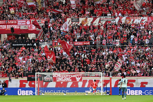 10.10.2026, xsltx, Fussball 1.Bundesliga, FSV Mainz 05 - Bayer 04 Leverkusen v.l. Mainzer Fans Stimmung, Schals, Emotionen (DFL DFB REGULATIONS PROHIBIT ANY USE OF PHOTOGRAPHS as IMAGE SEQUENCES and or QUASI-VIDEO) Mainz