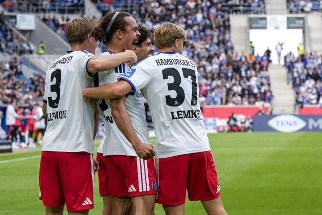 v.li.: David Möller Wolfe (HSV, 3), Torschütze Yussuf Poulsen (HSV, 15), Martin Adeline (HSV, 5), Louis Lemke (HSV, 37), Spieler vom Hamburger SV (HSV), jubeln über das Tor zum 0:1, Jubel, Torjubel, Torerfolg, celebrate the goal, goal, celebration, jubelt ueber das Tor, Freuen, Freude, freut sich, optimistisch, positiv, Spielszene, Highlight, Action, Aktion, 10.10.2026, Sinsheim (Deutschland), Fussball, Bundesliga, TSG 1899 Hoffenheim - Hamburger SV, DFB DFL REGULATIONS PROHIBIT ANY USE OF PHOTOGRAPHS AS IMAGE SEQUENCES AND OR QUASI-VIDEO.