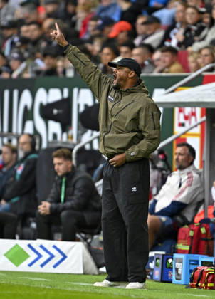 10.10.2026, Fussball Bundesliga 2026 2027, 5.Spieltag, FC Augsburg - FC Bayern München, in der WWK-Arena Augsburg, Trainer Vincent Kompany (FC Bayern München) unzufrieden