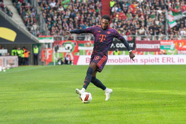 Alphonso Davies (19 Bayern) in Aktion beim Bundesligaspiel FC Augsburg - FC Bayern München am 10.10.2026.
