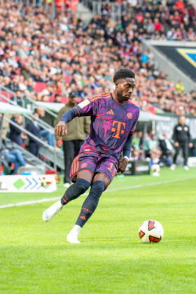 Alphonso Davies (19 Bayern) in Aktion beim Bundesligaspiel FC Augsburg - FC Bayern München am 10.10.2026.