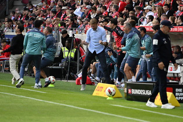 10.10.2026, xsltx, Fussball 1.Bundesliga, FSV Mainz 05 - Bayer 04 Leverkusen v.l. Torjubel nach dem Tor zum celebrating the goal celebrate 0:1 Geschäftsführer Simon Rolfes (Bayer 04 Leverkusen) (DFL DFB REGULATIONS PROHIBIT ANY USE OF PHOTOGRAPHS as IMAGE SEQUENCES and or QUASI-VIDEO) Mainz
