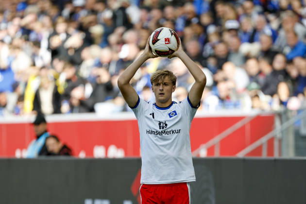 Louis Lemke (Hamburger SV, 37) beim Einwurf , Deutschland, Fussball, 1. Bundesliga, 5.Spieltag, 2026 2027, TSG Hoffenheim vs. Hamburger SV, 10.10.2026, Sinsheim SNP Arena Deutschland Copyright: xGrantxHubbsx