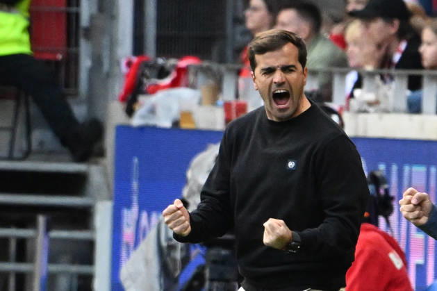 10.10.2026, xsltx, Fussball 1.Bundesliga, FSV Mainz 05 - Bayer 04 Leverkusen v.l. Torjubel nach dem Tor zum celebrating the goal celebrate 0:1 Trainer Coach Carles Martinez (Bayer 04 Leverkusen) (DFL DFB REGULATIONS PROHIBIT ANY USE OF PHOTOGRAPHS as IMAGE SEQUENCES and or QUASI-VIDEO) Mainz