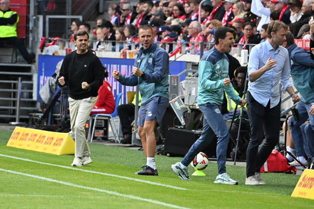 10.10.2026, xsltx, Fussball 1.Bundesliga, FSV Mainz 05 - Bayer 04 Leverkusen v.l. Torjubel nach dem Tor zum celebrating the goal celebrate 0:1 Trainer Coach Carles Martinez (Bayer 04 Leverkusen) Geschäftsführer Simon Rolfes (Bayer 04 Leverkusen) (DFL DFB REGULATIONS PROHIBIT ANY USE OF PHOTOGRAPHS as IMAGE SEQUENCES and or QUASI-VIDEO) Mainz