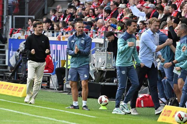 10.10.2026, xsltx, Fussball 1.Bundesliga, FSV Mainz 05 - Bayer 04 Leverkusen v.l. Torjubel nach dem Tor zum celebrating the goal celebrate 0:1 Trainer Coach Carles Martinez (Bayer 04 Leverkusen) Geschäftsführer Simon Rolfes (Bayer 04 Leverkusen) (DFL DFB REGULATIONS PROHIBIT ANY USE OF PHOTOGRAPHS as IMAGE SEQUENCES and or QUASI-VIDEO) Mainz
