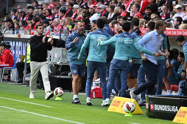 10.10.2026, xsltx, Fussball 1.Bundesliga, FSV Mainz 05 - Bayer 04 Leverkusen v.l. Torjubel nach dem Tor zum celebrating the goal celebrate 0:1 Trainer Coach Carles Martinez (Bayer 04 Leverkusen) Geschäftsführer Simon Rolfes (Bayer 04 Leverkusen) (DFL DFB REGULATIONS PROHIBIT ANY USE OF PHOTOGRAPHS as IMAGE SEQUENCES and or QUASI-VIDEO) Mainz