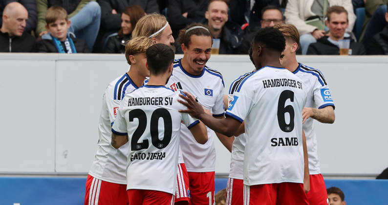 Sinsheim , Fußball Bundesliga TSG 1899 Hoffenheim vs. Hamburger SV , Jubel HSV , mitte: Torschütze Yussuf Poulsen