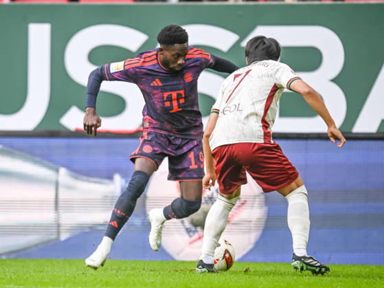Alphonso Davies (FC Bayern Muenchen) und Youngwoo Seol (FC Augsburg) im Zweikampf waehrend des spiels der 1. Bundesliga zwischen FC Augsburg und FC Bayern Muenchen, WWK Arena am 10. October 2026 in Augsburg, Deutschland. (Foto von Harry Langer DeFodi Images) +++ Alphonso Davies (FC Bayern Muenchen) und Youngwoo Seol (FC Augsburg) battle for the ball during the Bundesliga match between FC Augsburg and FC Bayern Muenchen at WWK Arena on October 10, 2026 in Augsburg, Germany. (Photo by Harry Langer DeFodi Images) DFB DFL REGULATIONS PROHIBIT ANY USE OF PHOTOGRAPHS AS IMAGE SEQUENCES AND OR QUASI-VIDEO. (Photo by Harry Langer DeFodi Images) DFB DFL REGULATIONS PROHIBIT ANY USE OF PHOTOGRAPHS AS IMAGE SEQUENCES AND OR QUASI-VIDEO. -