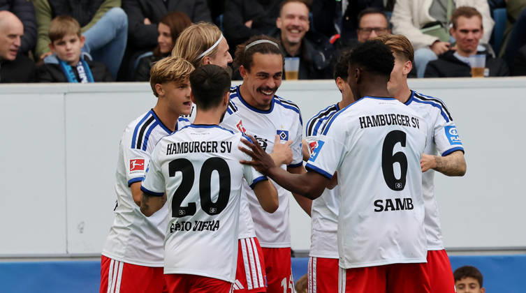 Sinsheim , Fußball Bundesliga TSG 1899 Hoffenheim vs. Hamburger SV , Jubel HSV , mitte: Torschütze Yussuf Poulsen