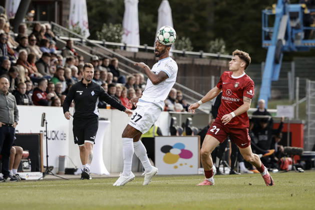 10.10.2026, xhettx, Fussball 3.Liga, SG Sonnenhof Grossaspach - SV Waldhof Mannheim v.l. Noah Sarenren Bazee (SV Waldhof Mannheim, 37) mit dem Kopf vor dem Aus
