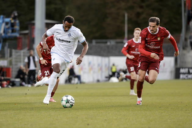 10.10.2026, xhettx, Fussball 3.Liga, SG Sonnenhof Grossaspach - SV Waldhof Mannheim v.l. Noah Sarenren Bazee (SV Waldhof Mannheim, 37) Richtung Tor