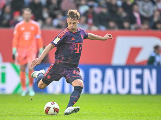 Joshua Kimmich (FC Bayern Muenchen) in Aktion, am Ball, Einzelaktion waehrend des spiels der 1. Bundesliga zwischen FC Augsburg und FC Bayern Muenchen, WWK Arena am 10. October 2026 in Augsburg, Deutschland. (Foto von Harry Langer DeFodi Images) +++ Joshua Kimmich (FC Bayern Muenchen) controls the Ball during the Bundesliga match between FC Augsburg and FC Bayern Muenchen at WWK Arena on October 10, 2026 in Augsburg, Germany. (Photo by Harry Langer DeFodi Images) DFB DFL REGULATIONS PROHIBIT ANY USE OF PHOTOGRAPHS AS IMAGE SEQUENCES AND OR QUASI-VIDEO. (Photo by Harry Langer DeFodi Images) DFB DFL REGULATIONS PROHIBIT ANY USE OF PHOTOGRAPHS AS IMAGE SEQUENCES AND OR QUASI-VIDEO. -