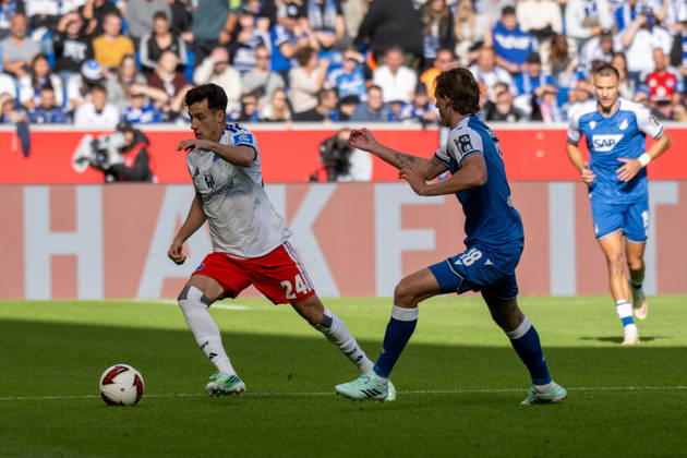 Nicolas Capaldo (Hamburger SV) und Koki Machida (TSG 1899 Hoffenheim). xettx, Deutschland, Sinsheim, 10.10.2026, Fussball, Bundesliga: TSG 1899 Hoffenheim vs Hamburger SV, Saison 2026 2027, 5. Spieltag, SNP Arena DFL DFB REGULATIONS PROHIBIT ANY USE OF PHOTOGRAPHS AS IMAGE SEQUENCES AND OR QUASI-VIDEO.