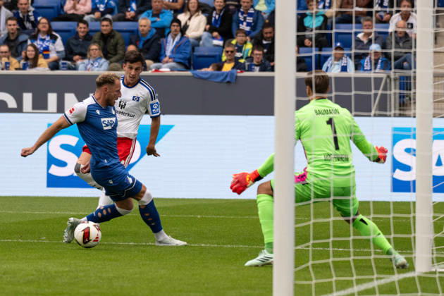 Vladimir Coufal (TSG 1899 Hoffenheim), Nicolas Capaldo (Hamburger SV) und Torwart Oliver Baumann (TSG 1899 Hoffenheim). xettx, Deutschland, Sinsheim, 10.10.2026, Fussball, Bundesliga: TSG 1899 Hoffenheim vs Hamburger SV, Saison 2026 2027, 5. Spieltag, SNP Arena DFL DFB REGULATIONS PROHIBIT ANY USE OF PHOTOGRAPHS AS IMAGE SEQUENCES AND OR QUASI-VIDEO.