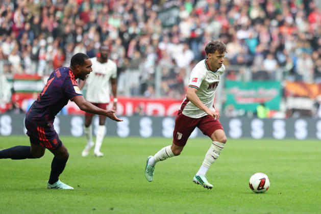 Robin Fellhauer (FC Augsburg, 19) mit Ball, mit Jonathan Tah (FC Bayern Muenchen, 04), GER, FC Augsburg vs. FC Bayern Muenchen, Fussball, Bundesliga, 5. Spieltag, Saison 2026 2027, 10.10.2026, DFL DFB REGULATIONS PROHIBIT ANY USE OF PHOTOGRAPHS as IMAGE SEQUENCES and or QUASI-VIDEO, GER, FC Augsburg vs. FC Bayern Muenchen, Fussball, Bundesliga, 5. Spieltag, Saison 2026 2027, 10.10.2026 Augsburg Copyright: xEibner-Pressefoto JennixMaulx EP_JML