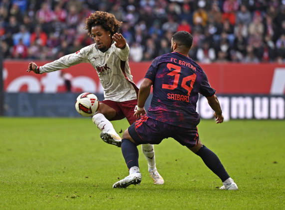 10.10.2026, Fussball Bundesliga 2026 2027, 5.Spieltag, FC Augsburg - FC Bayern München, in der WWK-Arena Augsburg, v.l. Han-Noah Massengo (FC Augsburg) gegen Ismael Saibari (FC Bayern München)