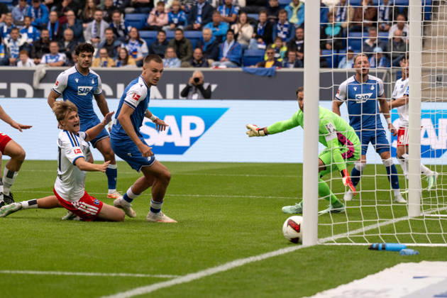 Der Schuss von Nicolas Capaldo (Hamburger SV) prallt vom Innenpfosten ab, den Abpraller verwandelt Yussuf Poulsen (Hamburger SV) zum 0:1. xettx, Deutschland, Sinsheim, 10.10.2026, Fussball, Bundesliga: TSG 1899 Hoffenheim vs Hamburger SV, Saison 2026 2027, 5. Spieltag, SNP Arena DFL DFB REGULATIONS PROHIBIT ANY USE OF PHOTOGRAPHS AS IMAGE SEQUENCES AND OR QUASI-VIDEO.