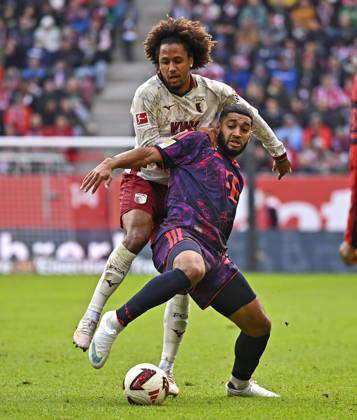 10.10.2026, Fussball Bundesliga 2026 2027, 5.Spieltag, FC Augsburg - FC Bayern München, in der WWK-Arena Augsburg, v.l. Han-Noah Massengo (FC Augsburg) gegen Ismael Saibari (FC Bayern München)