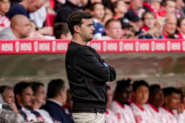 Deutschland: Fussball Saison 2026 2027 , 1. Bundesliga , 5. Spieltag , 1. FSV Mainz 05 vs. Bayer 04 Leverkusen - MEWA-Arena (Mainz) : Carles Martinez Carles Martinez (Trainer, Bayer 04 Leverkusen) Mimik, Gesichtsausdruck, Emotion Mainz MEWA-Arena Deutschland Germany Copyright: xBennetxLongx