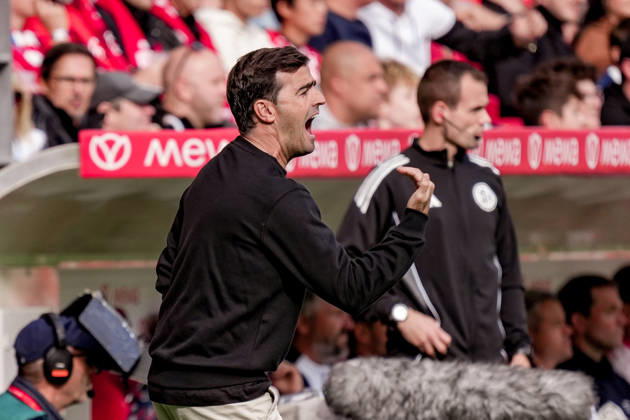 Deutschland: Fussball Saison 2026 2027 , 1. Bundesliga , 5. Spieltag , 1. FSV Mainz 05 vs. Bayer 04 Leverkusen - MEWA-Arena (Mainz) : Carles Martinez Carles Martinez (Trainer, Bayer 04 Leverkusen) Mimik, Gesichtsausdruck, Emotion, Geste, Gestik, Emotion Mainz MEWA-Arena Deutschland Germany Copyright: xBennetxLongx