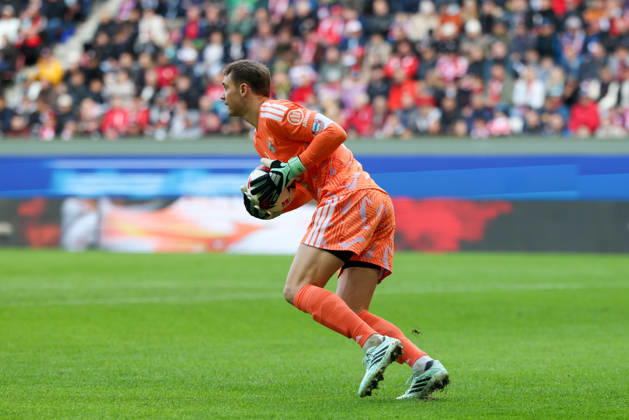 Manuel Neuer (FC Bayern Muenchen, 01) mit Ball, GER, FC Augsburg vs. FC Bayern Muenchen, Fussball, Bundesliga, 5. Spieltag, Saison 2026 2027, 10.10.2026, DFL DFB REGULATIONS PROHIBIT ANY USE OF PHOTOGRAPHS as IMAGE SEQUENCES and or QUASI-VIDEO, GER, FC Augsburg vs. FC Bayern Muenchen, Fussball, Bundesliga, 5. Spieltag, Saison 2026 2027, 10.10.2026 Augsburg Copyright: xEibner-Pressefoto JennixMaulx EP_JML