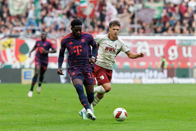 Alphonso Davies (19, FC Bayern München) und Robin Fellhauer (19, FC Augsburg) beim Spiel zwischen FC Augsburg v FC Bayern München, Fussball, Herren, Bundesliga, 2026 2027, 5.Spieltag am 10.10.2026 in Augsburg, WWK ARENA. DFL and DFB regulations prohibit any use of photographs as image sequences and or quasi-video. Bayern Deutschland
