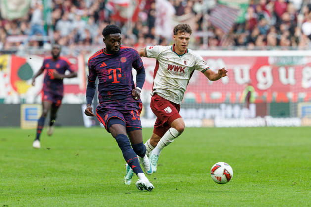 Alphonso Davies (19, FC Bayern München) und Robin Fellhauer (19, FC Augsburg) beim Spiel zwischen FC Augsburg v FC Bayern München, Fussball, Herren, Bundesliga, 2026 2027, 5.Spieltag am 10.10.2026 in Augsburg, WWK ARENA. DFL and DFB regulations prohibit any use of photographs as image sequences and or quasi-video. Bayern Deutschland