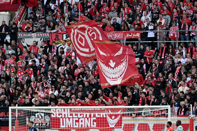 10.10.2026, xsltx, Fussball 1.Bundesliga, FSV Mainz 05 - Bayer 04 Leverkusen v.l. Mainzer Fans Stimmung, Schals, Emotionen (DFL DFB REGULATIONS PROHIBIT ANY USE OF PHOTOGRAPHS as IMAGE SEQUENCES and or QUASI-VIDEO) Mainz