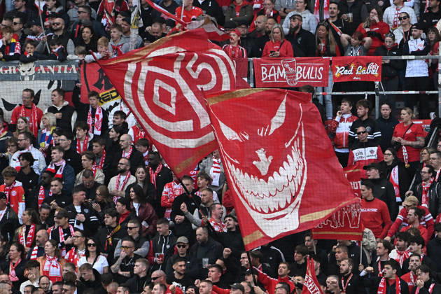 10.10.2026, xsltx, Fussball 1.Bundesliga, FSV Mainz 05 - Bayer 04 Leverkusen v.l. Mainzer Fans Stimmung, Schals, Emotionen (DFL DFB REGULATIONS PROHIBIT ANY USE OF PHOTOGRAPHS as IMAGE SEQUENCES and or QUASI-VIDEO) Mainz