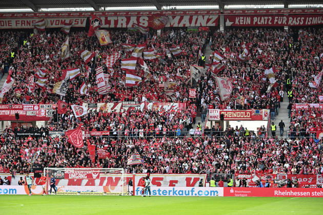 10.10.2026, xsltx, Fussball 1.Bundesliga, FSV Mainz 05 - Bayer 04 Leverkusen v.l. Mainzer Fans Stimmung, Schals, Emotionen (DFL DFB REGULATIONS PROHIBIT ANY USE OF PHOTOGRAPHS as IMAGE SEQUENCES and or QUASI-VIDEO) Mainz