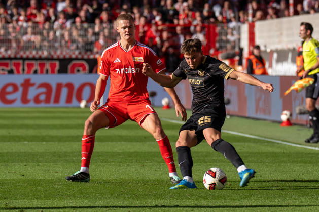 Deutschland: Fussball 1. Bundesliga, 5. Spieltag 2026 2027, 1.FC Union Berlin - SV Elversberg am 10.10.2026 in Berlin (Stadion An der Alten Försterei): Lukas Petkov (SV Elversberg, 25) und Tom Rothe (1. FC Union Berlin, 15) Copyright: xSvenxHeidmannx