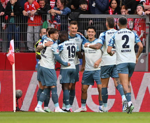 Fussball-Bundesliga - Saison 2026 2027 Mewa-Arena Mainz - 10.10.2026 1. FSV Mainz 05 (mz) - Bayer Leverkusen (lev) Patrik SCHICK (Bayer Leverkusen), mi, erzielte das 2:0 DFL REGULATIONS PROHIBIT ANY USE OF PHOTOGRAPHS AS IMAGE SEQUENCES AND OR QUASI VIDEO EDITORIAL USE ONLY NATIONAL AND INTERNATIONAL NEWS AGENCIES OUT Fussball-Bundesliga - 1. FSV Mainz 05
