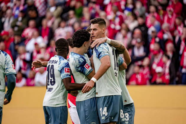 Deutschland: Fussball Saison 2026 2027 , 1. Bundesliga , 5. Spieltag , 1. FSV Mainz 05 vs. Bayer 04 Leverkusen - MEWA-Arena (Mainz) : Leverkusener Spieler jubeln zum 0:1 Führungstreffer, Tor, Torjubel, Jubel, Freude, Emotionen Mainz MEWA-Arena Deutschland Germany Copyright: xBennetxLongx