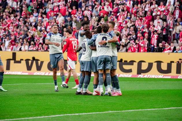 Deutschland: Fussball Saison 2026 2027 , 1. Bundesliga , 5. Spieltag , 1. FSV Mainz 05 vs. Bayer 04 Leverkusen - MEWA-Arena (Mainz) : Leverkusener Spieler jubeln zum 0:1 Führungstreffer, Tor, Torjubel, Jubel, Freude, Emotionen Mainz MEWA-Arena Deutschland Germany Copyright: xBennetxLongx