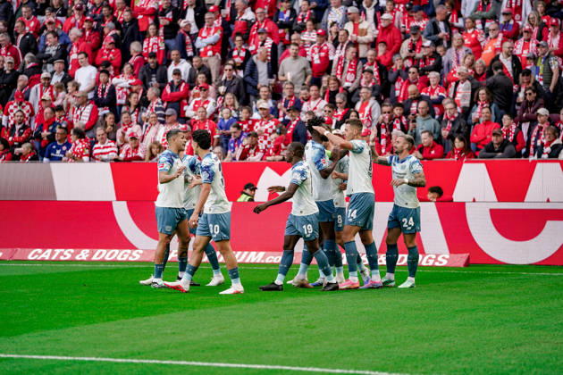 Deutschland: Fussball Saison 2026 2027 , 1. Bundesliga , 5. Spieltag , 1. FSV Mainz 05 vs. Bayer 04 Leverkusen - MEWA-Arena (Mainz) : Leverkusener Spieler jubeln zum 0:1 Führungstreffer, Tor, Torjubel, Jubel, Freude, Emotionen Mainz MEWA-Arena Deutschland Germany Copyright: xBennetxLongx