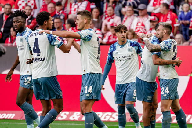 Deutschland: Fussball Saison 2026 2027 , 1. Bundesliga , 5. Spieltag , 1. FSV Mainz 05 vs. Bayer 04 Leverkusen - MEWA-Arena (Mainz) : Leverkusener Spieler jubeln zum 0:1 Führungstreffer, Tor, Torjubel, Jubel, Freude, Emotionen Mainz MEWA-Arena Deutschland Germany Copyright: xBennetxLongx