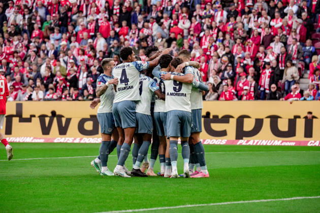 Deutschland: Fussball Saison 2026 2027 , 1. Bundesliga , 5. Spieltag , 1. FSV Mainz 05 vs. Bayer 04 Leverkusen - MEWA-Arena (Mainz) : Leverkusener Spieler jubeln zum 0:1 Führungstreffer, Tor, Torjubel, Jubel, Freude, Emotionen Mainz MEWA-Arena Deutschland Germany Copyright: xBennetxLongx