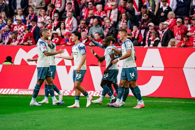 Deutschland: Fussball Saison 2026 2027 , 1. Bundesliga , 5. Spieltag , 1. FSV Mainz 05 vs. Bayer 04 Leverkusen - MEWA-Arena (Mainz) : Leverkusener Spieler jubeln zum 0:1 Führungstreffer, Tor, Torjubel, Jubel, Freude, Emotionen Mainz MEWA-Arena Deutschland Germany Copyright: xBennetxLongx