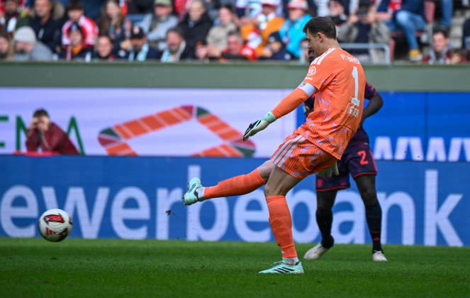 10.10.2026, xemx, Fussball 1.Bundesliga, FC Augsburg - Bayern München v.l. Manuel Neuer (FC Bayern Muenchen) Aktion, Einzelaktion, Einzelbild, Freisteller, Ganzkoerperaufnahme, ganze Figur (DFL DFB REGULATIONS PROHIBIT ANY USE OF PHOTOGRAPHS as IMAGE SEQUENCES and or QUASI-VIDEO) Augsburg