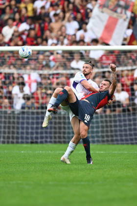GenoaÕs Milutin Osmajic fights for the ball with Fiorentina s Radu Dragusin during the Serie A soccer match between Genoa and Fiorentina at the Luigi Ferraris Stadium in Genoa, Italy - Saturday, October 10, 2026. - Soccer .  Copyright: xTanoxPecoraro LaPressex