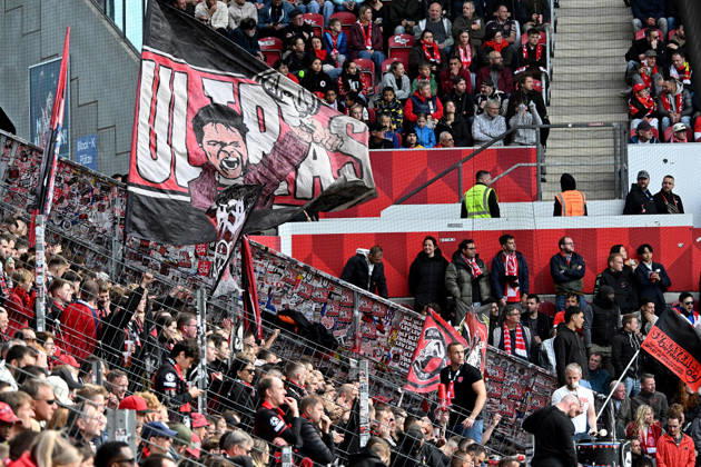 10.10.2026, xsltx, Fussball 1.Bundesliga, FSV Mainz 05 - Bayer 04 Leverkusen v.l. Fans, Zuschauer, Emotionen, Trikots, Fahnen, Stimmung, Ultras von Bayer Leverkusen (DFL DFB REGULATIONS PROHIBIT ANY USE OF PHOTOGRAPHS as IMAGE SEQUENCES and or QUASI-VIDEO) Mainz