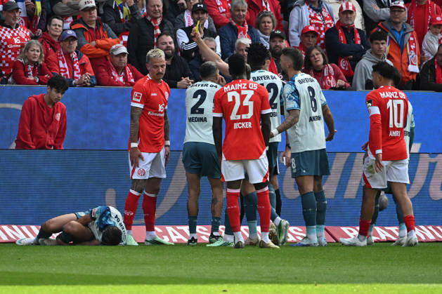 10.10.2026, xsltx, Fussball 1.Bundesliga, FSV Mainz 05 - Bayer 04 Leverkusen v.l. Schiedsrichter Referee Max Burda zeigt Philipp Tietz (FSV Mainz 05) nach dem Foul an Miguel Gutierrez (Bayer 04 Leverkusen) die gelbe Karte (DFL DFB REGULATIONS PROHIBIT ANY USE OF PHOTOGRAPHS as IMAGE SEQUENCES and or QUASI-VIDEO) Mainz