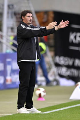 Trainer Coach Merlin Polzin Hamburger SV HSV am Spielfeldrand Gestik Geste TSG 1899 Hoffenheim vs Hamburger SV HSV 10.10.2026 DFL REGULATIONS PROHIBIT ANY USE OF PHOTOGRAPHS AS IMAGE SEQUENCES AND OR QUASI-VIDEO TSG 1899 Hoffenheim vs Hamburger SV HSV