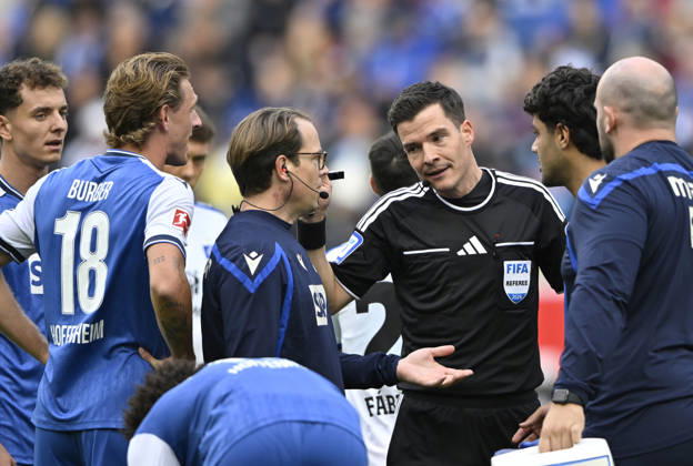verletzt Verletzung Ozan Kabak TSG 1899 Hoffenheim (05) Schiedsrichter Referee Harm Osmers schickt Betreuer wegen Kopfverletzung vom Fels TSG 1899 Hoffenheim vs Hamburger SV HSV 10.10.2026 DFL REGULATIONS PROHIBIT ANY USE OF PHOTOGRAPHS AS IMAGE SEQUENCES AND OR QUASI-VIDEO TSG 1899 Hoffenheim vs Hamburger SV HSV